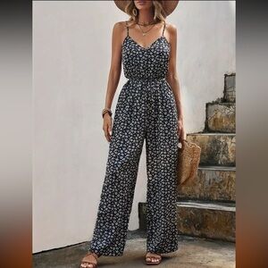 Floral Wide-Leg Sleeveless Jumper – Adjustable Straps – Black/White (L)